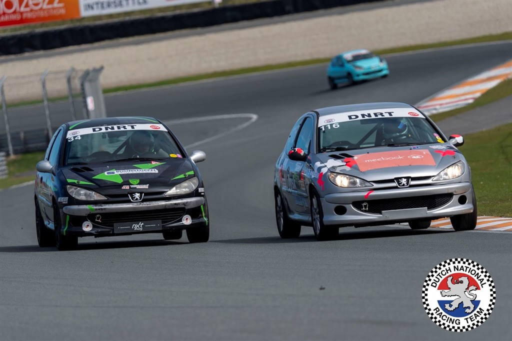 Oliver Larsen imponerer i sin anden sæson i den Hollandske 206 GTI Cup.
(Foto: DNRT)